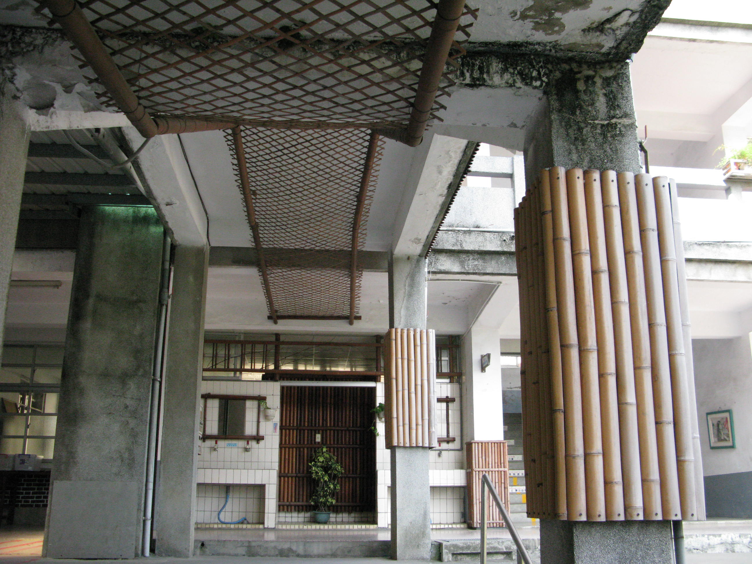 結合竹藝巧思布置的走廊